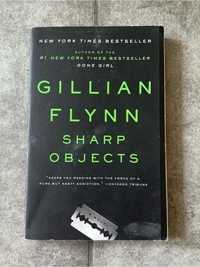 Sharp Objects by Gillian Flynn